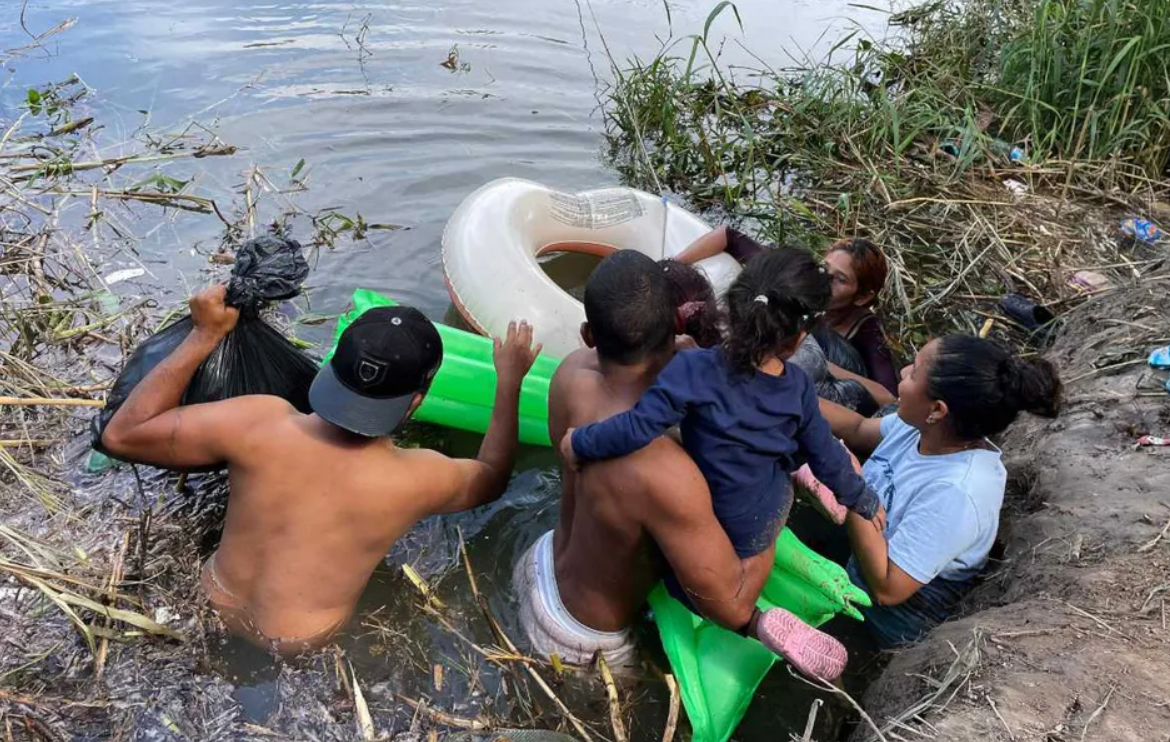 Migrantes se lanzan al río Bravo para llegar a EU ante desesperación
