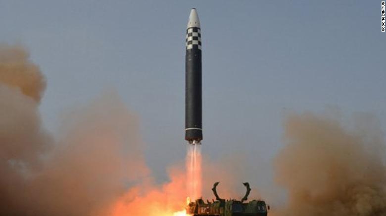 Corea del Norte arrojó un misil balístico, por lo que el gobierno nipón emitió el llamado de emergencia