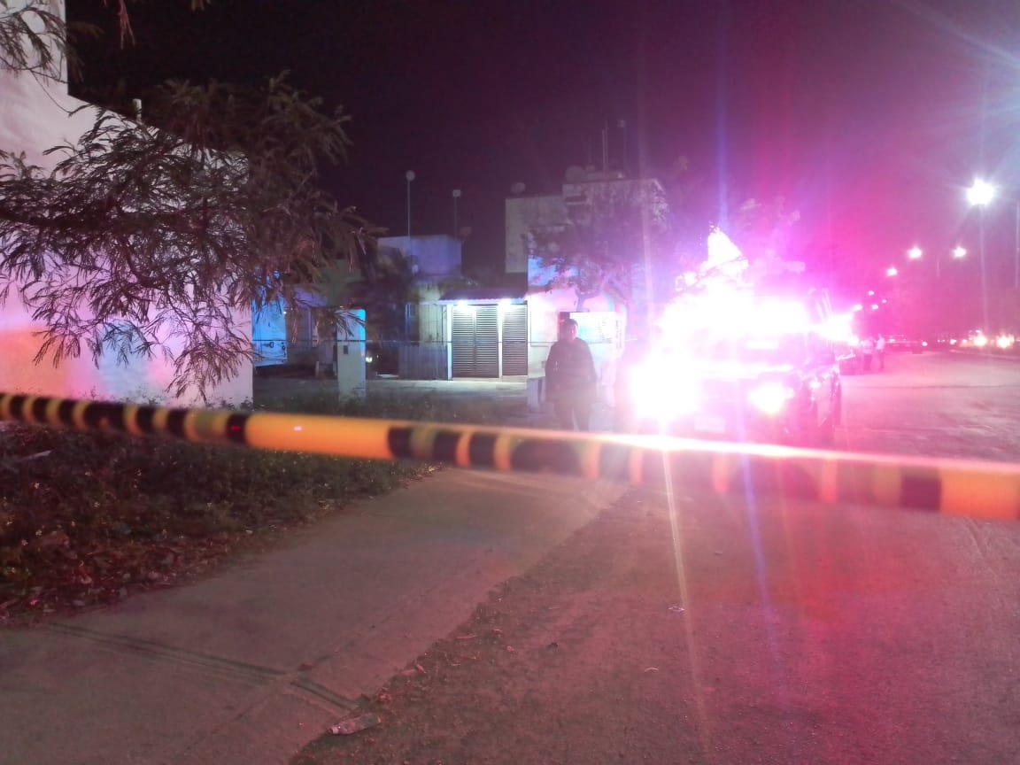 Lamentablemente ambos fueron alcanzados por las balas, por su parte elementos de la Policía Quintana Roo realizan un operativo de búsqueda