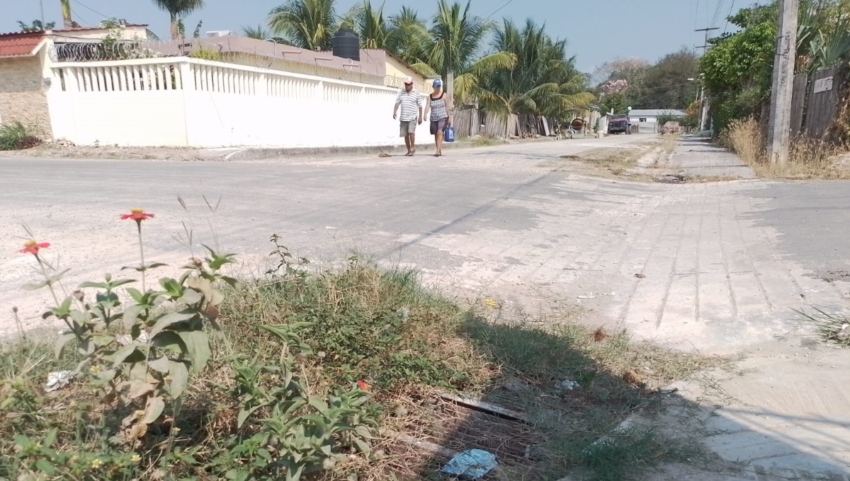 Hay ciudadanos que obstruyen las vialidades con material y desechos
