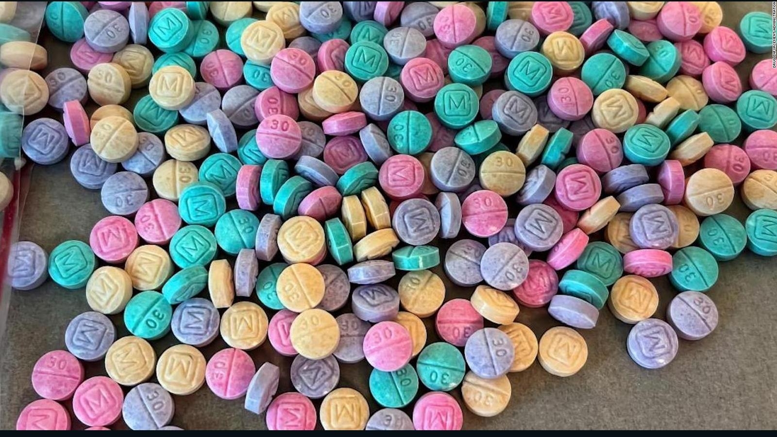 DEA advierte sobre el consumo de fentanilo en colores brillantes