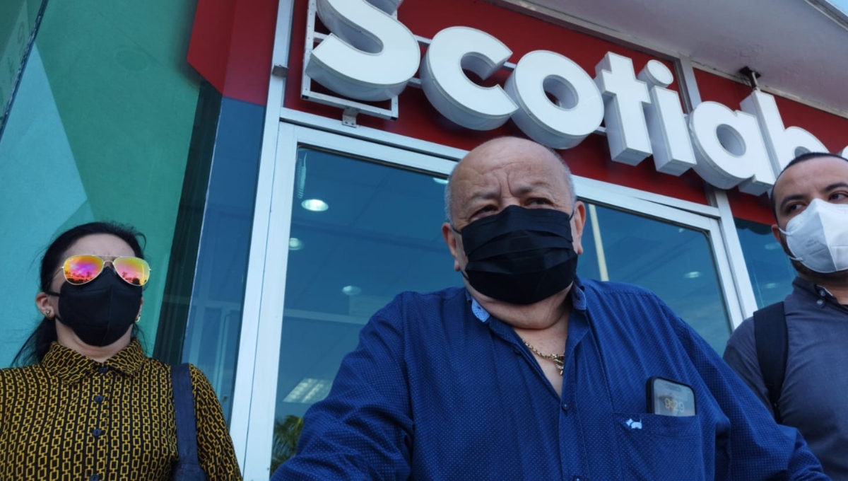 La mujer estuvo trabajando para el banco durante 30 años y 8 meses