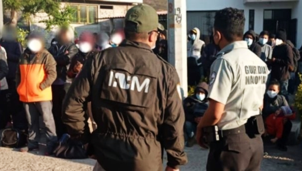 Los más de 100 indocumentados viajaban a bordo de dos autos