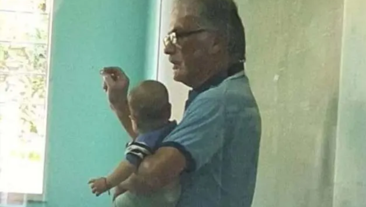El profesor logró calmar al bebé. Foto: Especial El profesor logró calmar al bebé. Foto: Especial