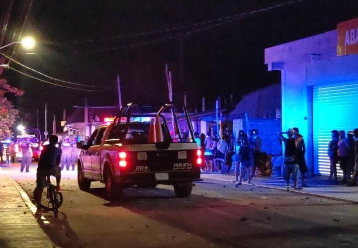 Los vecinos indicaron que la calle Coba entre Noh Bek y Gonzalo Guerrero está todo grafiteado por esos vándalos Los vecinos indicaron que la calle Coba entre Noh Bek y Gonzalo Guerrero está todo grafiteado por esos vándalos