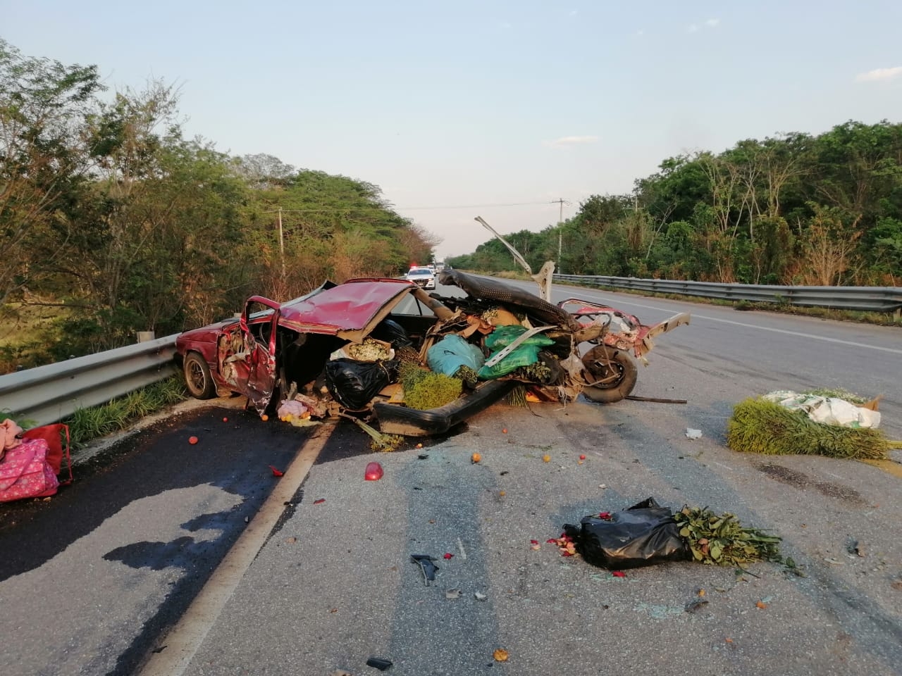 Las unidades quedaron destrozadas en la carretera Las unidades quedaron destrozadas en la carretera