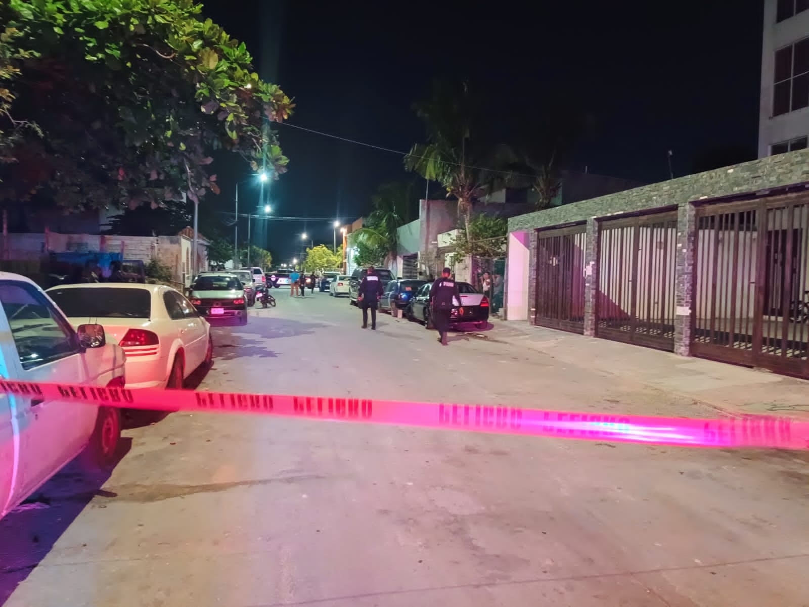 En el lugar Servicios Periciales ya procesan el área donde quedaron varios castillos percutidos En el lugar Servicios Periciales ya procesan el área donde quedaron varios castillos percutidos