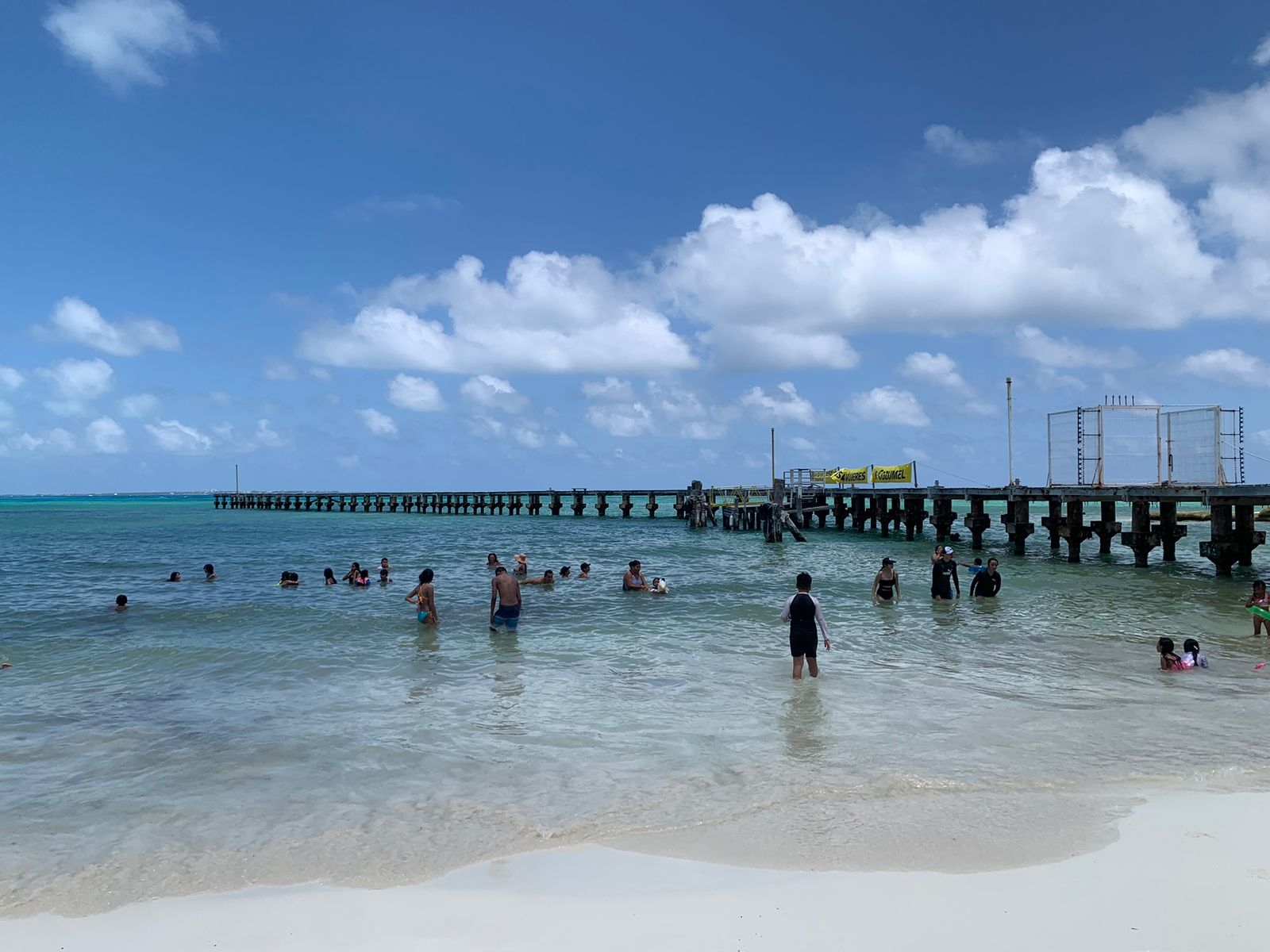 Los turistas llegan al arenal para divertirse y disfrutar en compañía de familiares y amigos