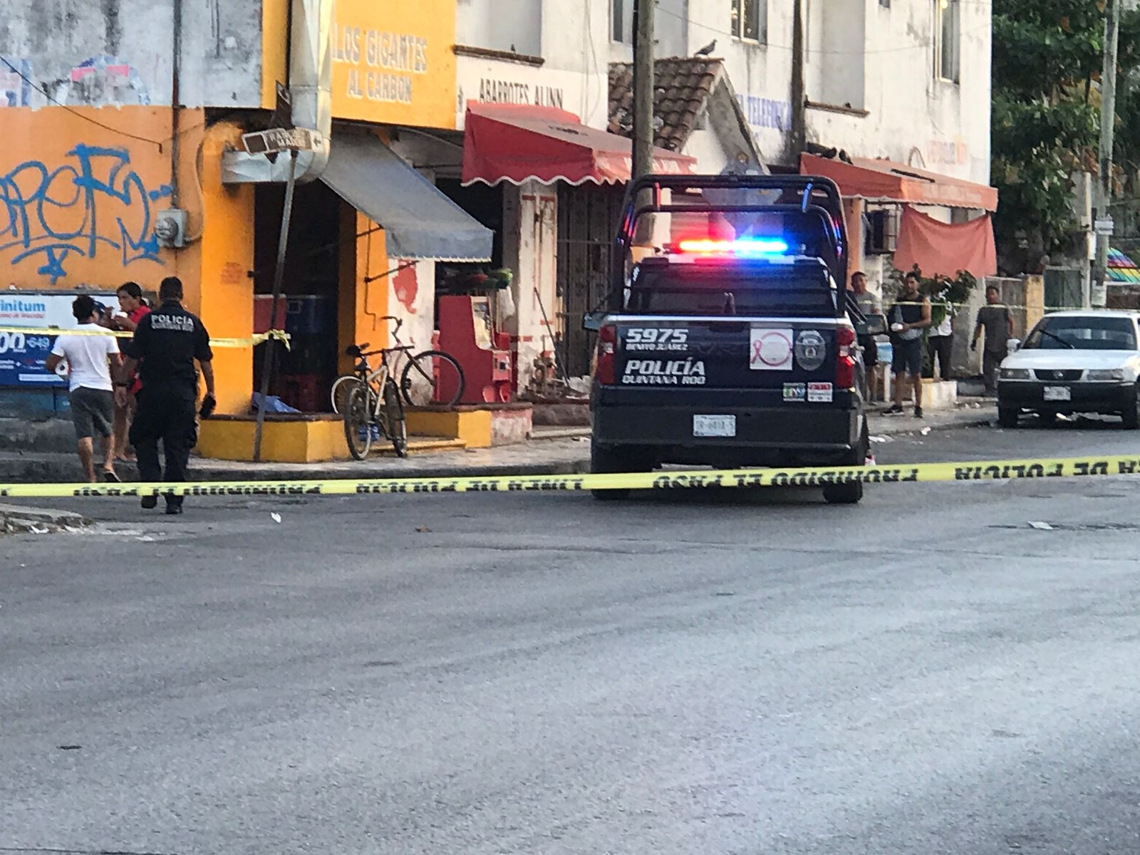 La mujer fue agredida a balazos; los vecinos reportaron haber escuchado detonaciones y a su llegada policías confirmaron que había una víctima