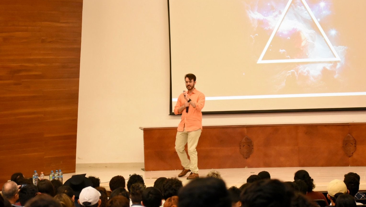 En la plática acudieron fanáticos desde los 15 hasta los 60 años