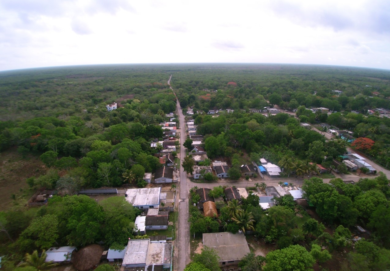 El pueblo está enclavado en la zona núcleo de la Reserva de la Biósfera Calakmul, cuya cabecera actualmente es Xpujil