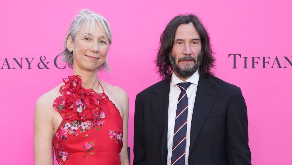 Keanu Reeves y Alexandra Grant compartiendo alfombra durante el evento
