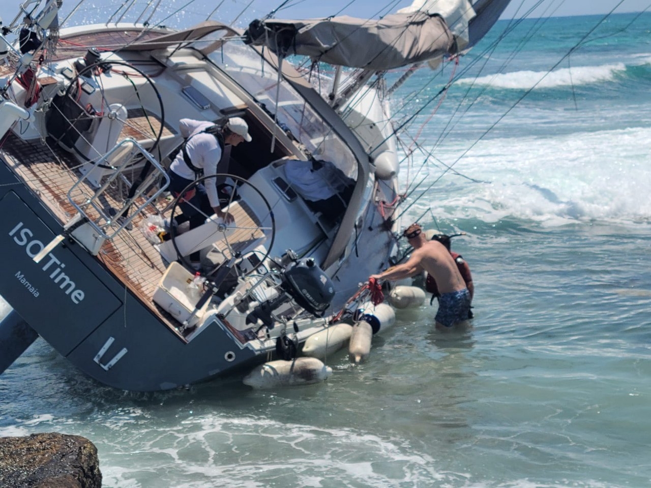 Se teme que se dañe el casco y haya un derrame de combustible en el mar, al quedar entre las rocas