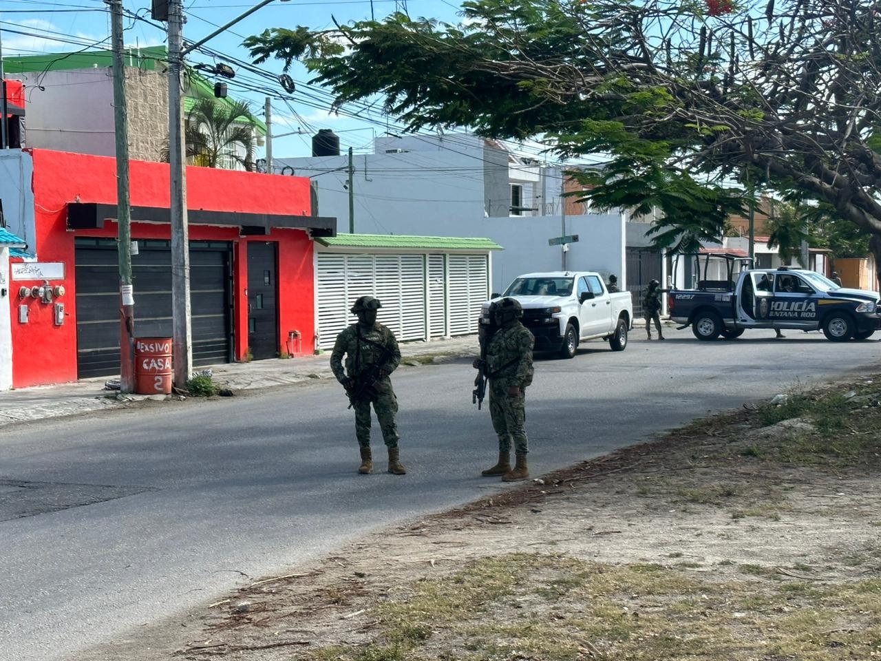 Agentes de la Policía Federal Ministerial ingresaron con una orden judicial para revisar el inmueble