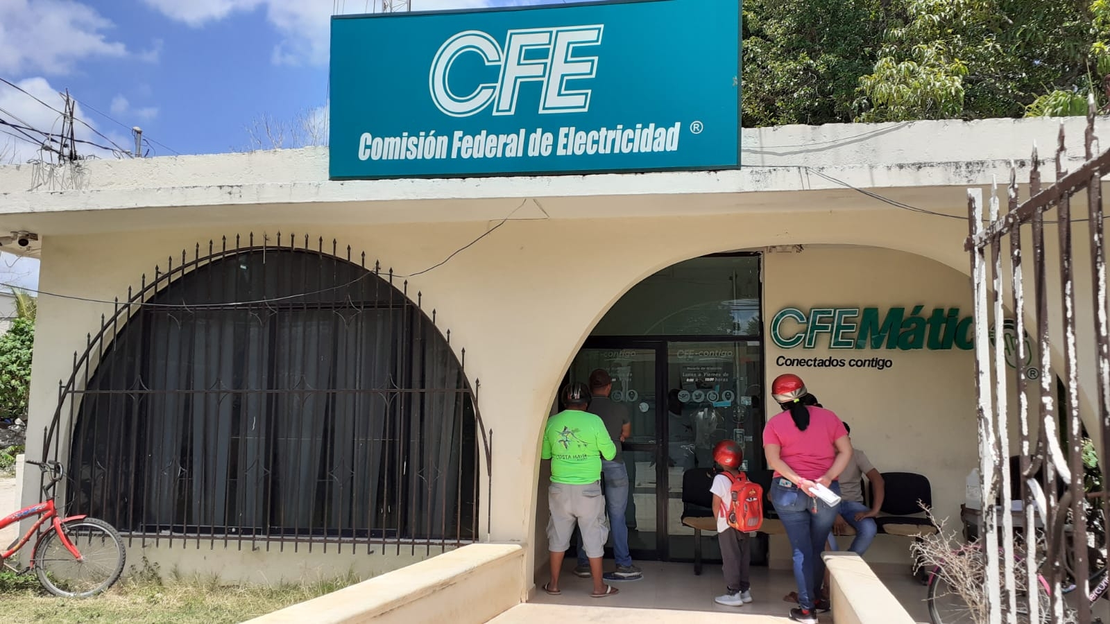 Trabajadores de la paraestatal llegaron a la comunidad para efectuar el cortar de la energía eléctrica a 50 familias Trabajadores de la paraestatal llegaron a la comunidad para efectuar el cortar de la energía eléctrica a 50 familias