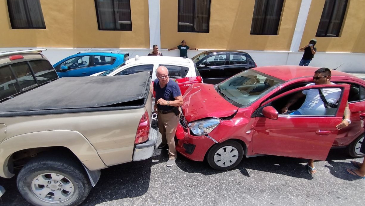 Los vehículos afectados aceptaron la culpa aunque la culpa fue de el camionero Los vehículos afectados aceptaron la culpa aunque la culpa fue de el camionero