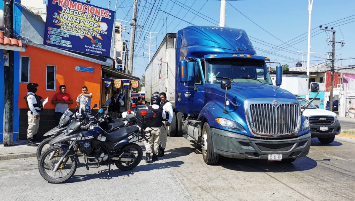 Según se informó, el conductor del tráiler amenazó a un conductor con una pistola