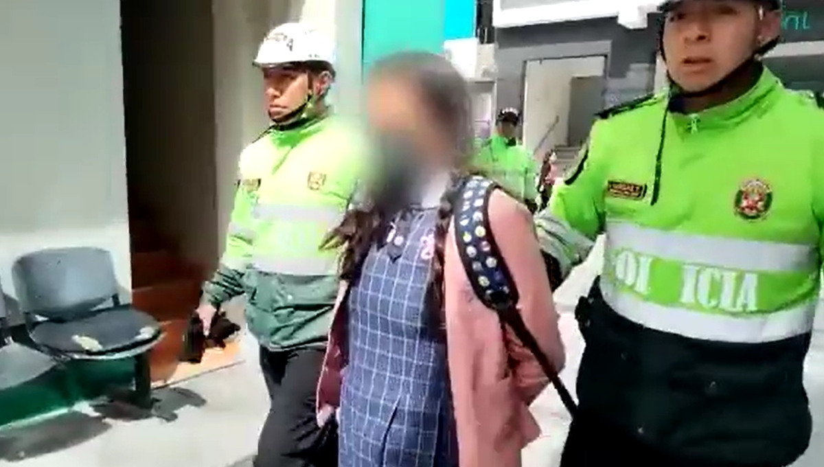 Un hombre se vistió de mujer e ingresó al baño de una escuela de mujeres, en Perú Un hombre se vistió de mujer e ingresó al baño de una escuela de mujeres, en Perú