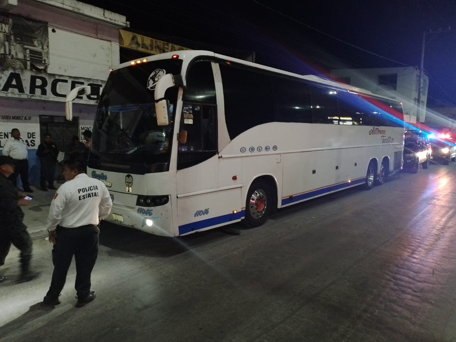 Los hechos se suscitaron a las 23:15 horas,cuando circulaba un autobús de pasajeros