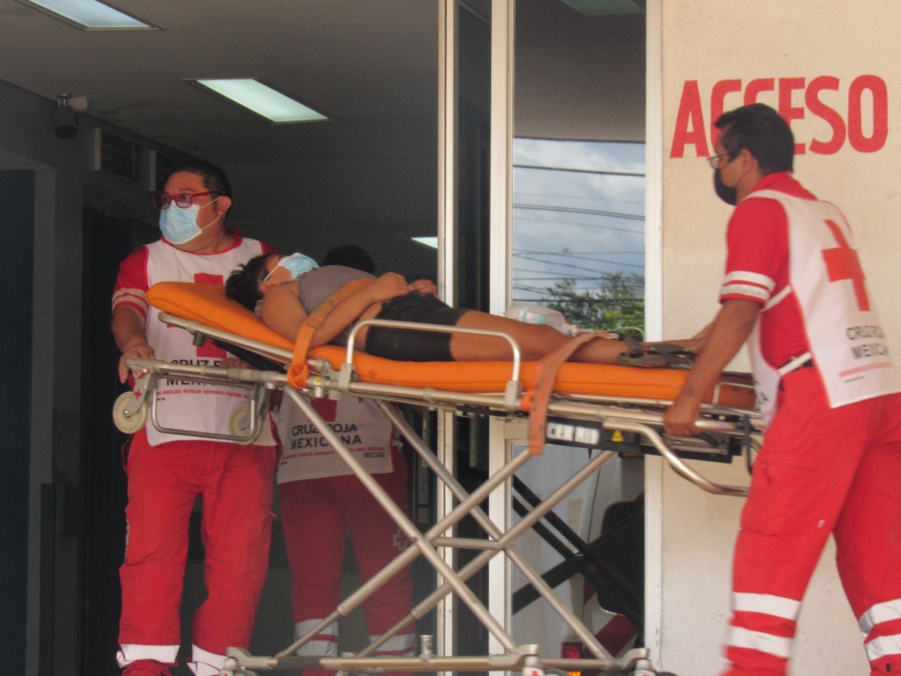 La mujer presentó varias quemaduras en el cuerpo La mujer presentó varias quemaduras en el cuerpo