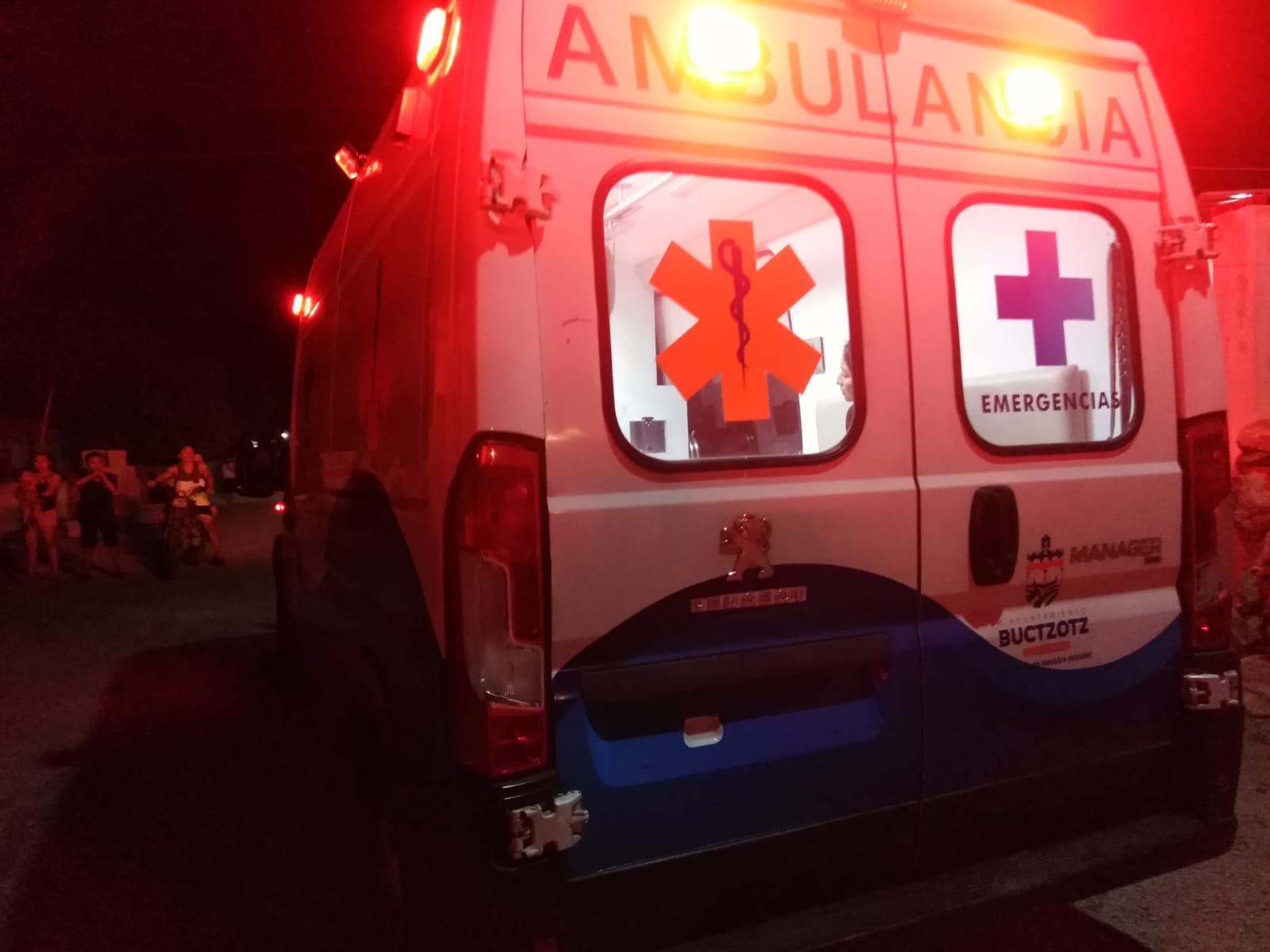 Las personas apedrearon al motociclista y a su acompañante por una aparente burla