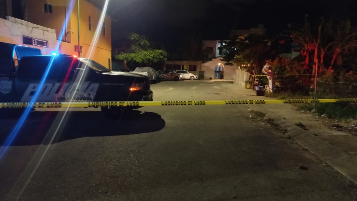 Niño juega con una granada en Playa del Carmen Niño juega con una granada en Playa del Carmen