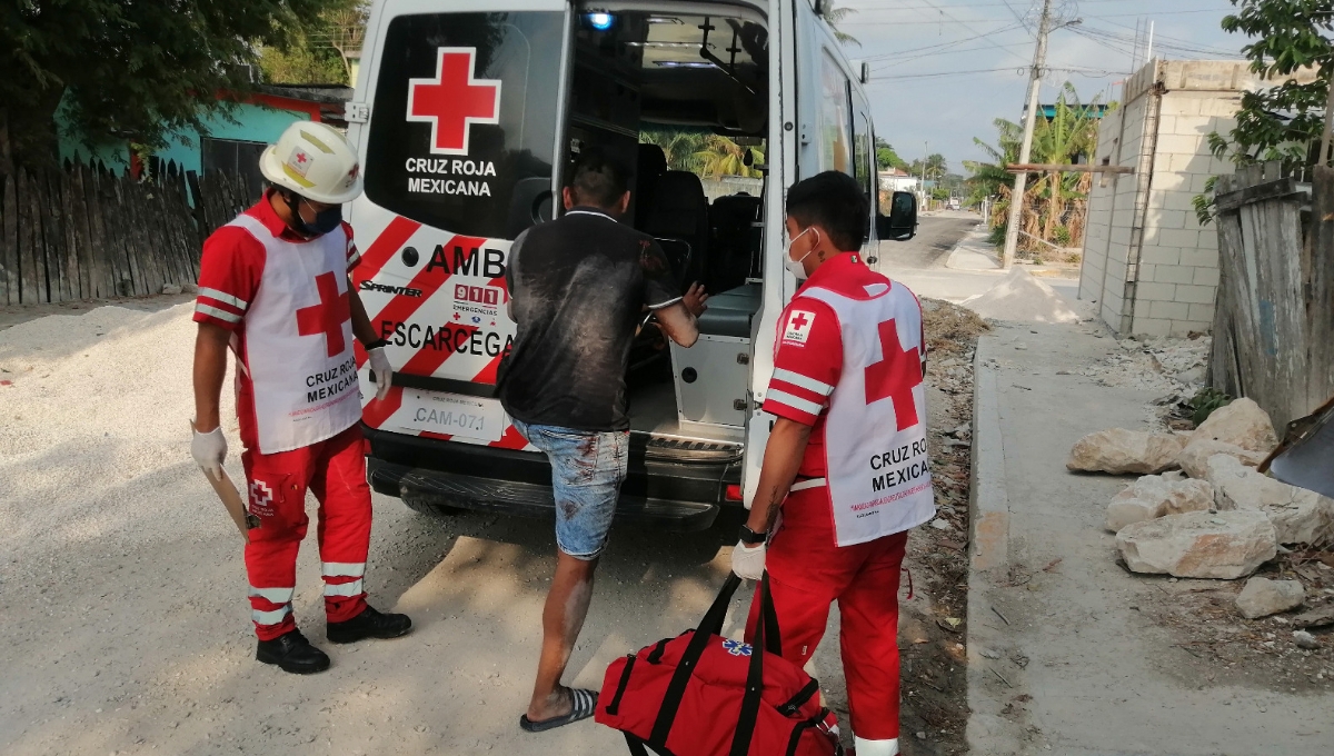 Los elementos de la Cruz Roja se percataron que tenía signos vitales y fue llevado al hospital para su atención