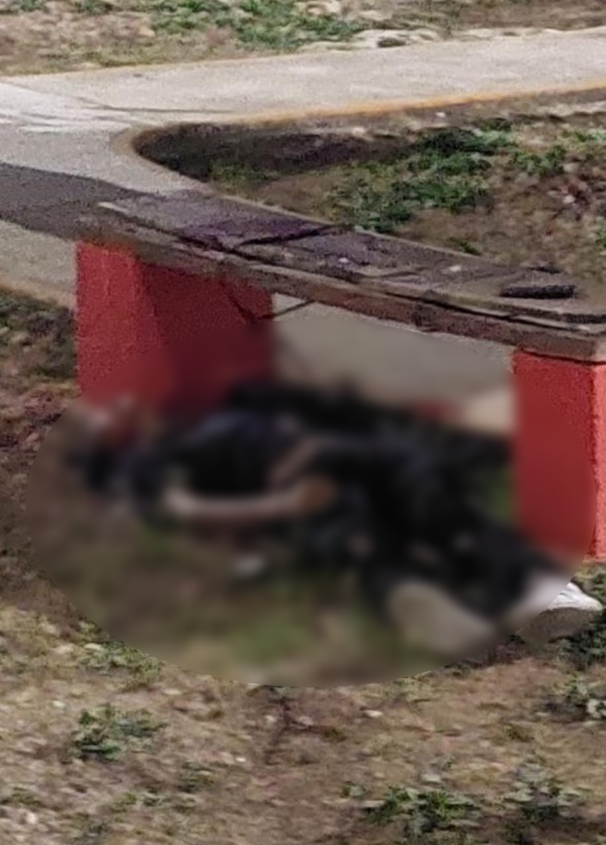 El cuerpo del joven baleado quedó debajo de una banca El cuerpo del joven baleado quedó debajo de una banca