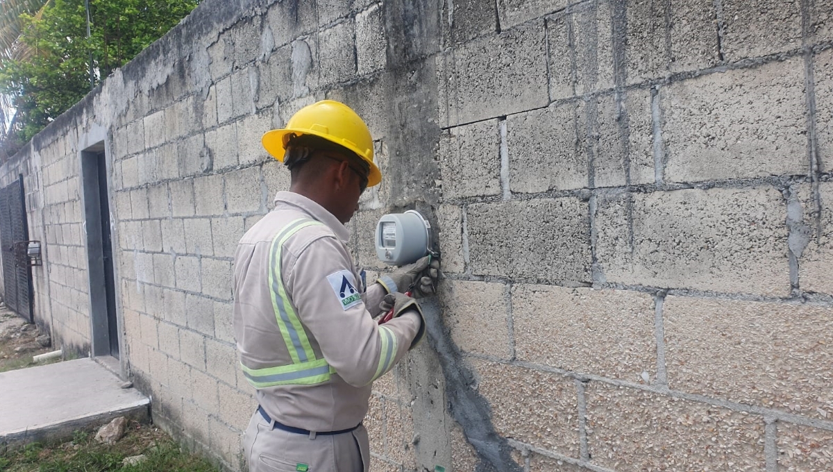Con prepotencia, trabajadores contratados por la CFE llegaron a las casas de Champotón a cortar la luz Con prepotencia, trabajadores contratados por la CFE llegaron a las casas de Champotón a cortar la luz