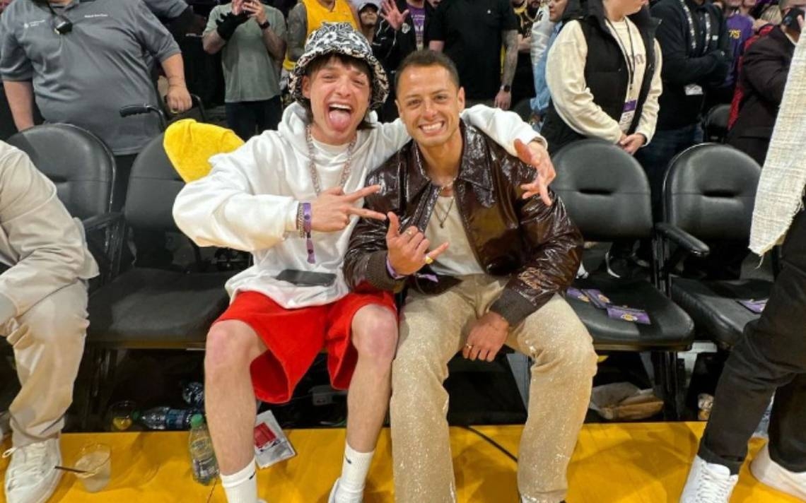 Peso Pluma y Chicharito en primera fila del partido de los Lakers