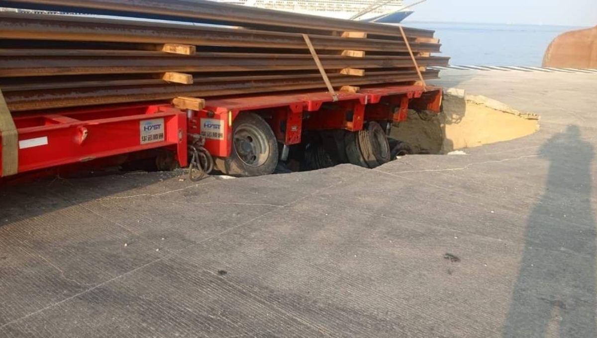 El tráiler con rieles del Tren Maya se quedó atrapado en el socavón