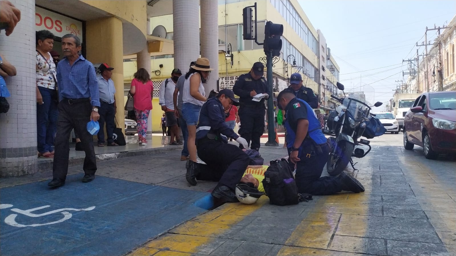Policías municipales se encuentran atendiéndola