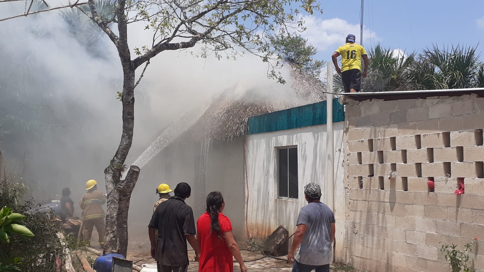 Los bomberos sofocaron completamente el fuego Los bomberos sofocaron completamente el fuego