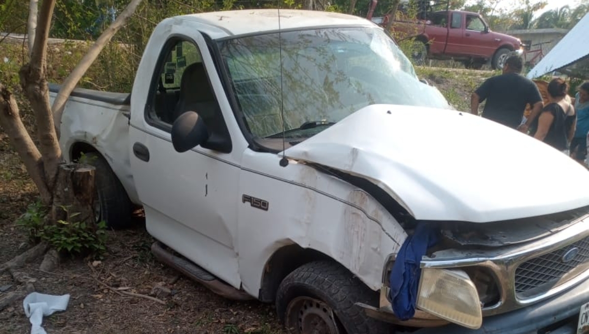El conductor se salió de la carretera Escárcega-Chetumal por evitar chocar contra una combi
