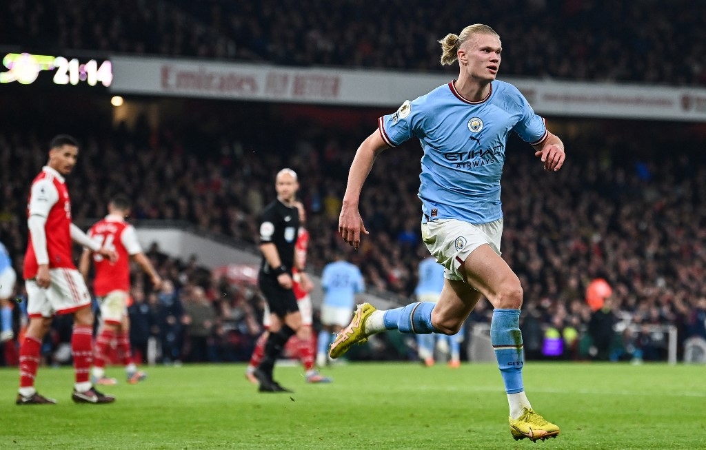 El equipo de Pep Guardiola redujo la distancia a dos puntos tras el 4-1 a los "Gunners"; tienen dos partidos pendientes