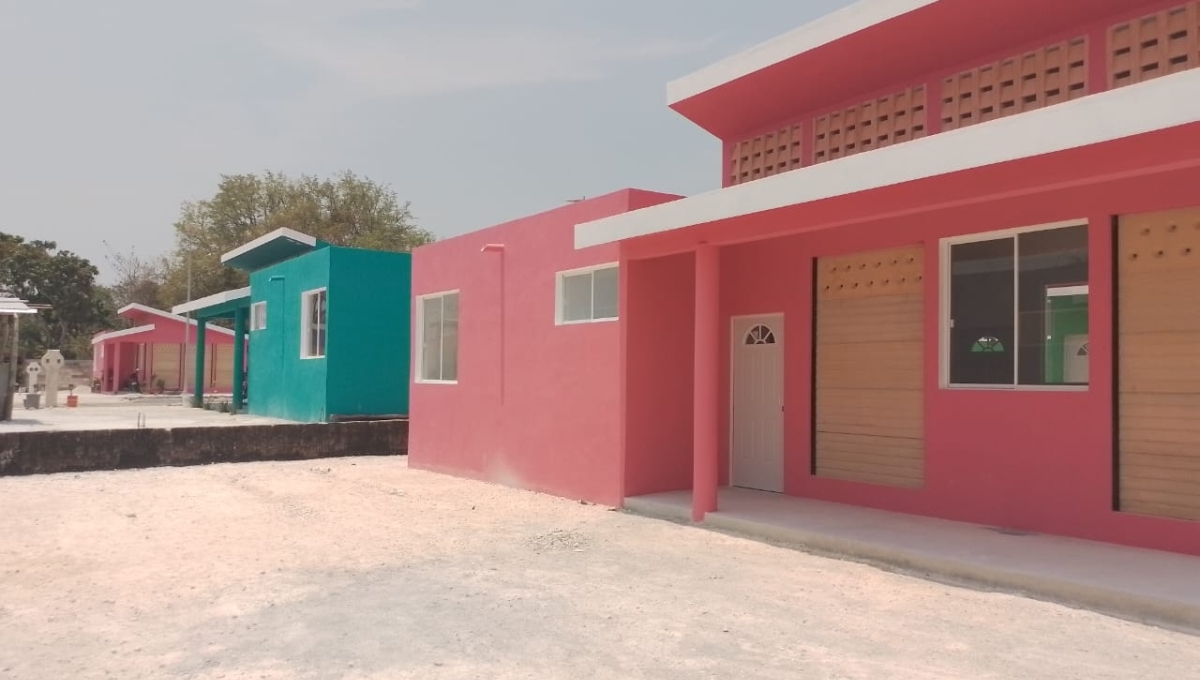 La casas cuentan con dos cuartos, en los que se dispusieron una cocina, baño y sala
