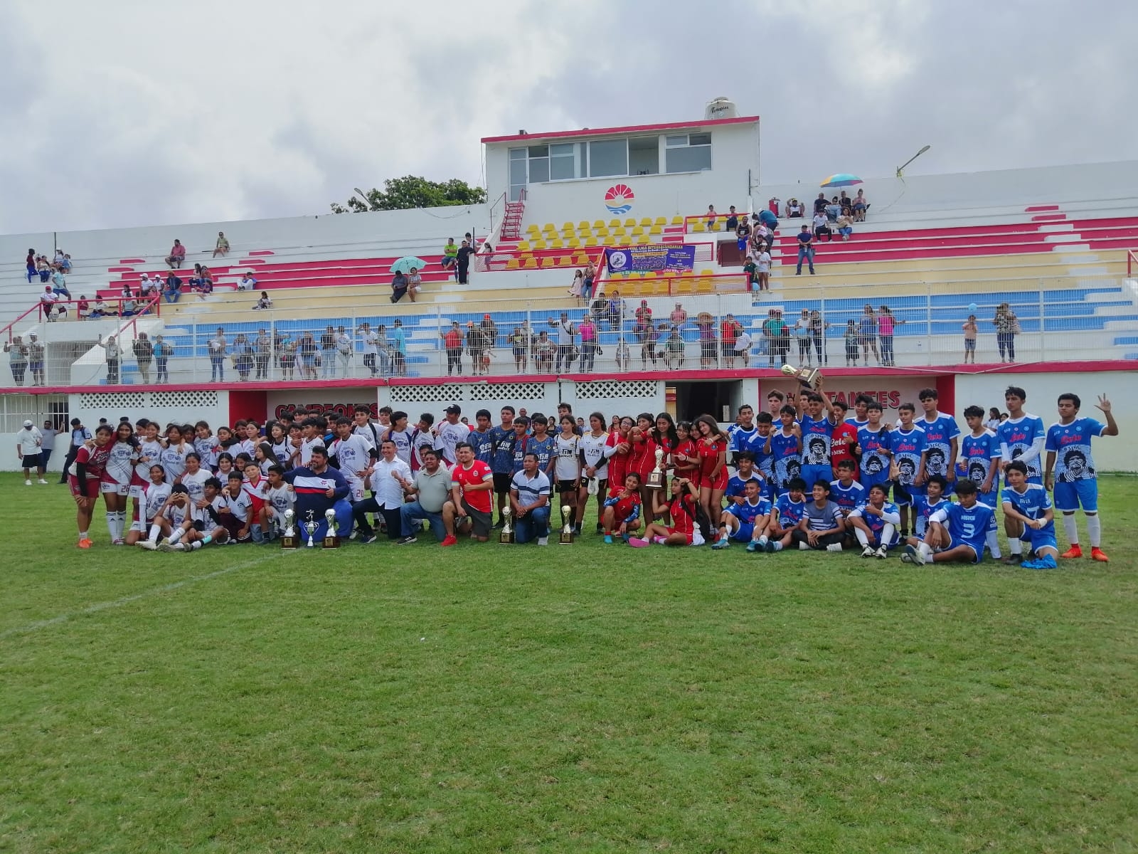 Escuelas de Cancún se enfrentaron en una liga de futbol femenil e infantil