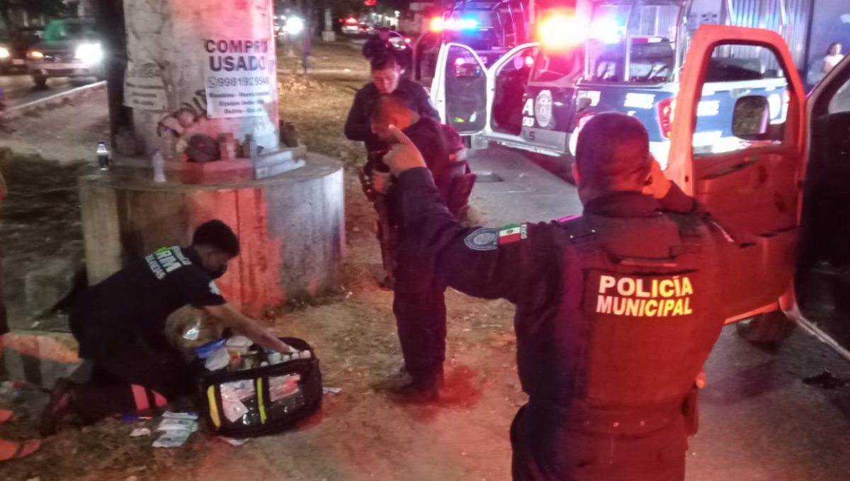Compañeros del joven agredido lo auxiliaron en lo que llegaba la ambulancia