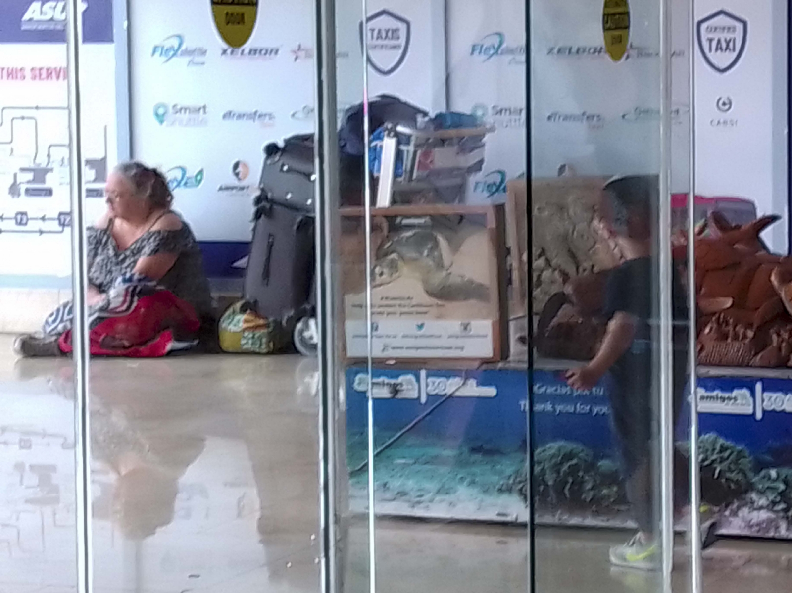 Los prestadores de servicios no tienen claro el día que llegó al Recinto Aéreo y hay días que la han visto desesperada gritando