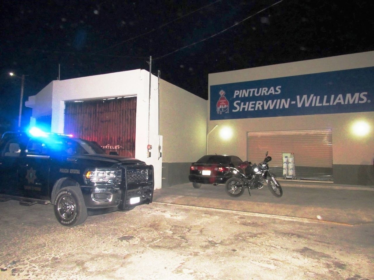 Los hombres fueron detenidos por las autoridades Los hombres fueron detenidos por las autoridades