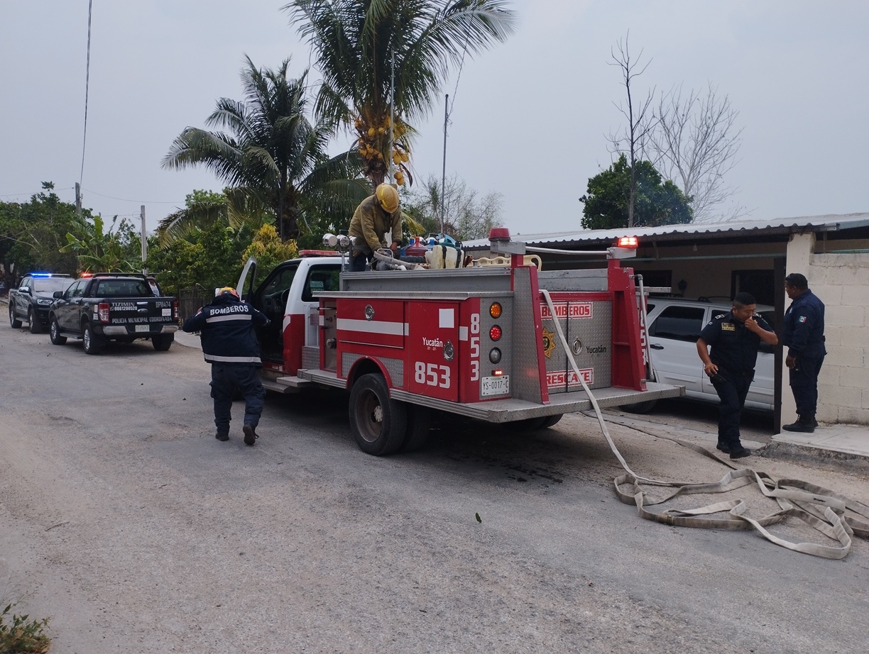 Chispa provoca incendio en palapa de una casa en Tizimín