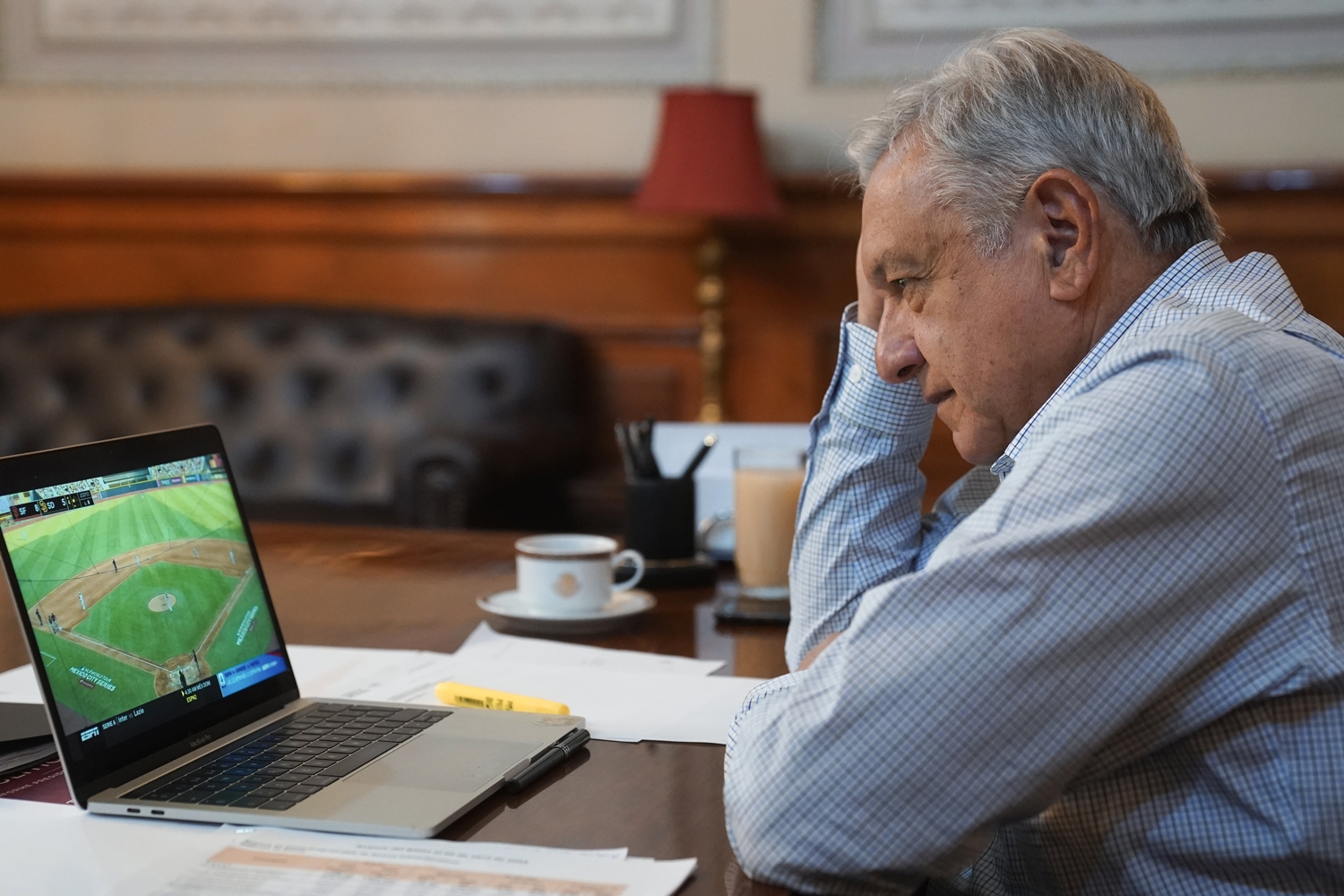 El mandatario señaló que "aquí vuela mucho la bola".