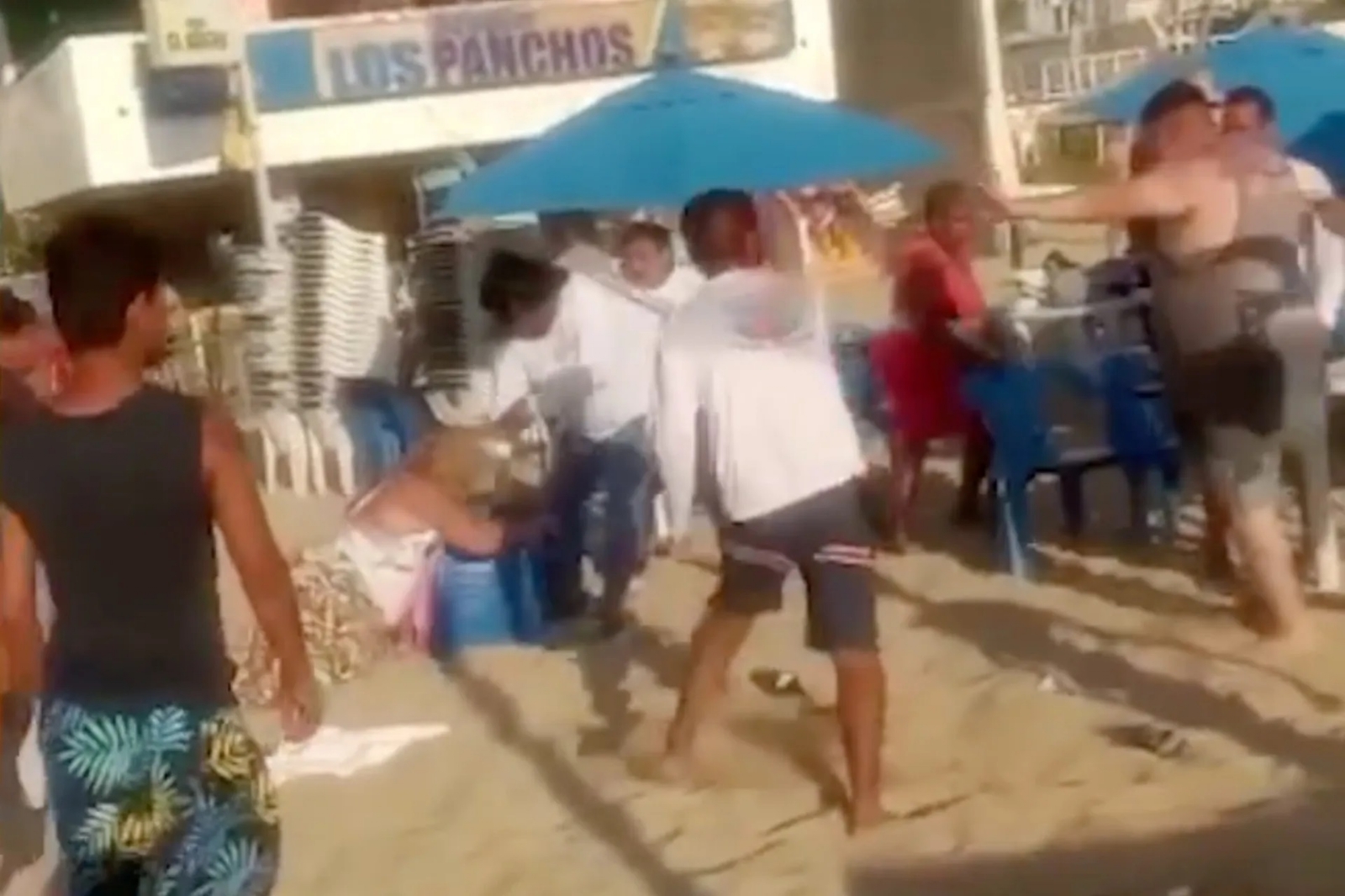 Turistas y vendedores pelean en Acapulco, Guerrero Turistas y vendedores pelean en Acapulco, Guerrero
