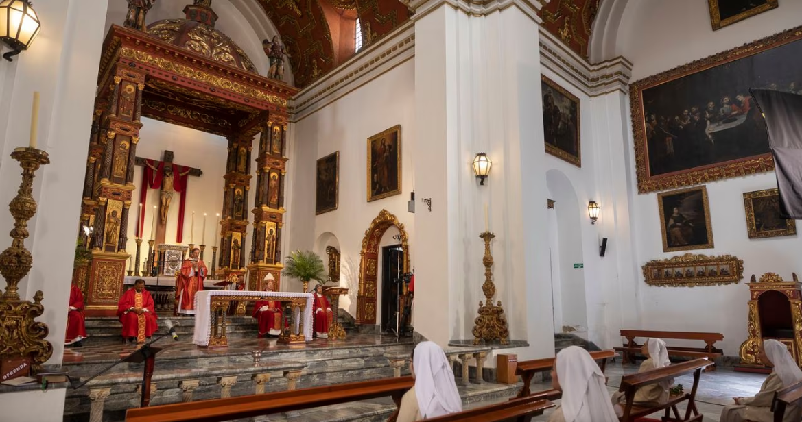 Durante el Jueves Santo rememora la Última Cena de Jesús con sus apóstoles.