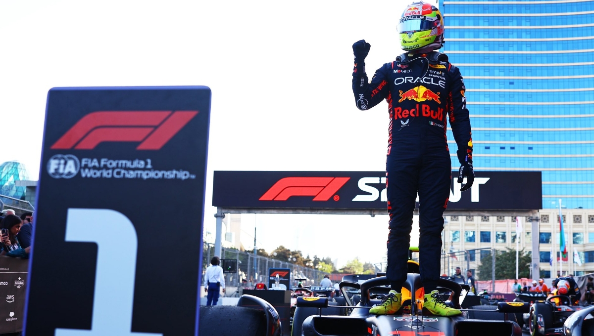 Con tan sólo 2.137 segundos de diferencia, el mexicano se impuso a su compañero de fórmula Max Verstappen.