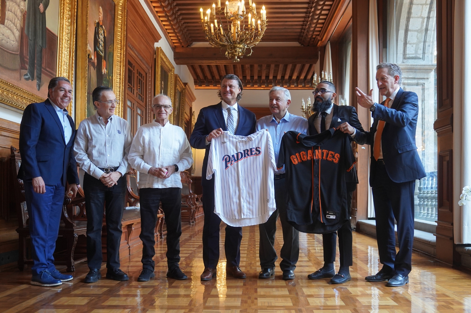 AMLO dio cátedra de palabras y expresiones usadas en el beisbol
