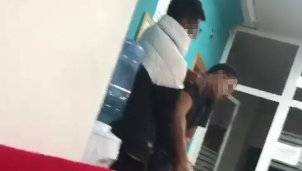 El menor sujeta al presunto agresor El menor sujeta al presunto agresor