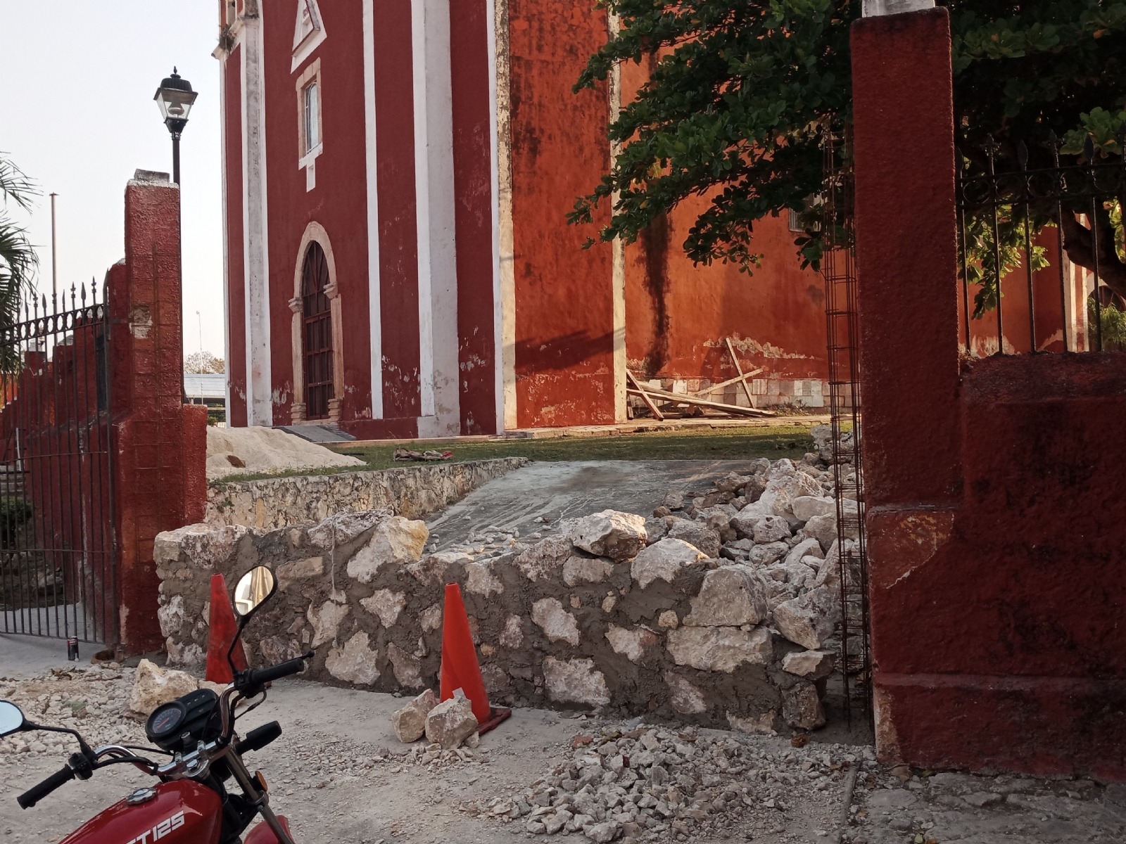 Las obras que se realizaban en el atrio de la iglesia local fueron suspendidas desde el 4 de marzo