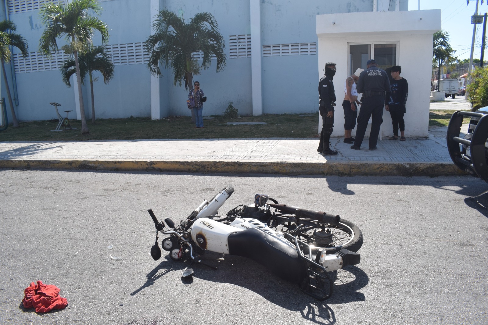 El motociclista fue atendido por paramédicos, ya que tenía una herida sangrante en la cabeza