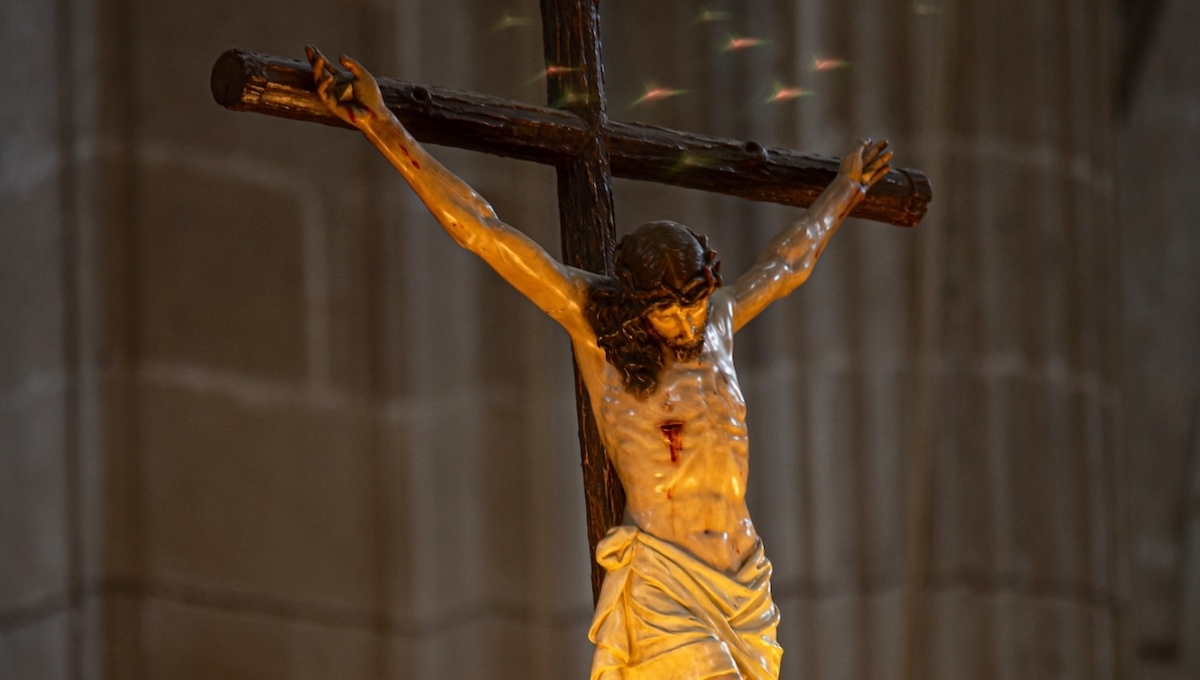 El bebé fue dejado en una de las bancas de la iglesia El bebé fue dejado en una de las bancas de la iglesia